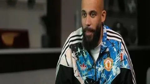 36岁传奇射手久巴荣耀登顶俄队射手榜，赛场挥泪国歌共鸣显深情